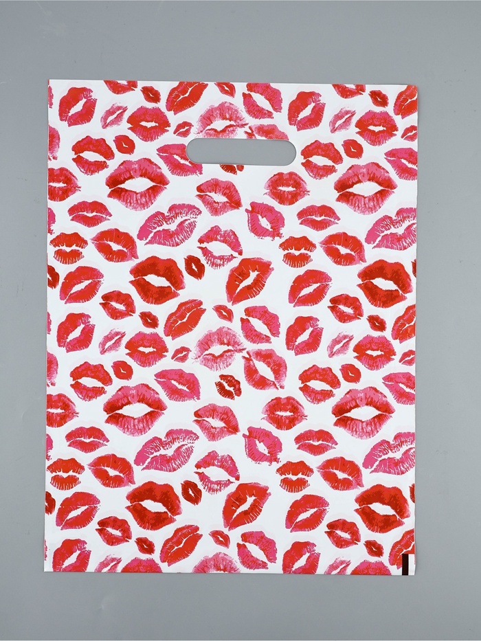 Пакет полиэтиленовый с вырубной ручкой «Поцелуи» 30×40 см, 50 мкм, 1 шт. Пакет полиэтиленовый с вырубной ручкой «Поцелуи» 30×40 см, 50 мкм, 1 шт.